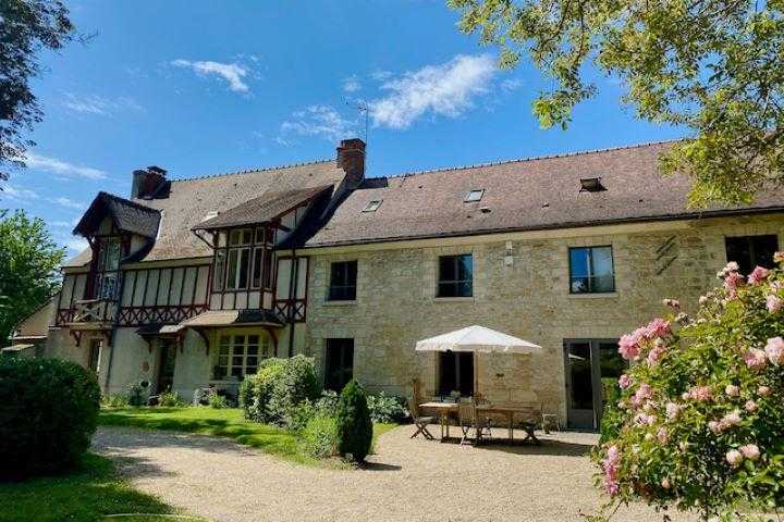 Photo du domaine de Mona à Cergy - ancienne grange dans un parc