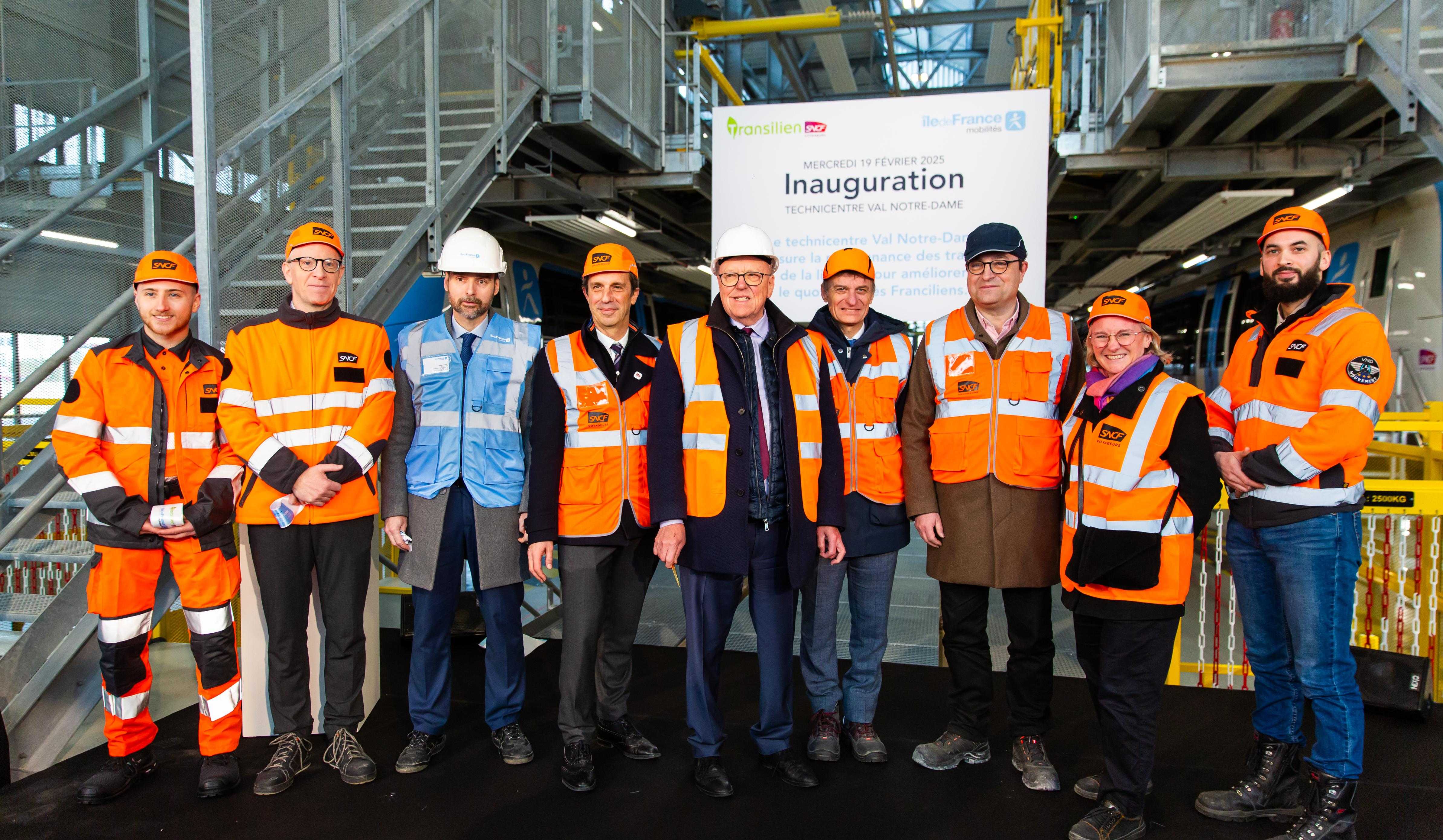 Photo de groupe lors de l'inauguration du nouveau technicentre Val Notre-Dame à Argenteuil