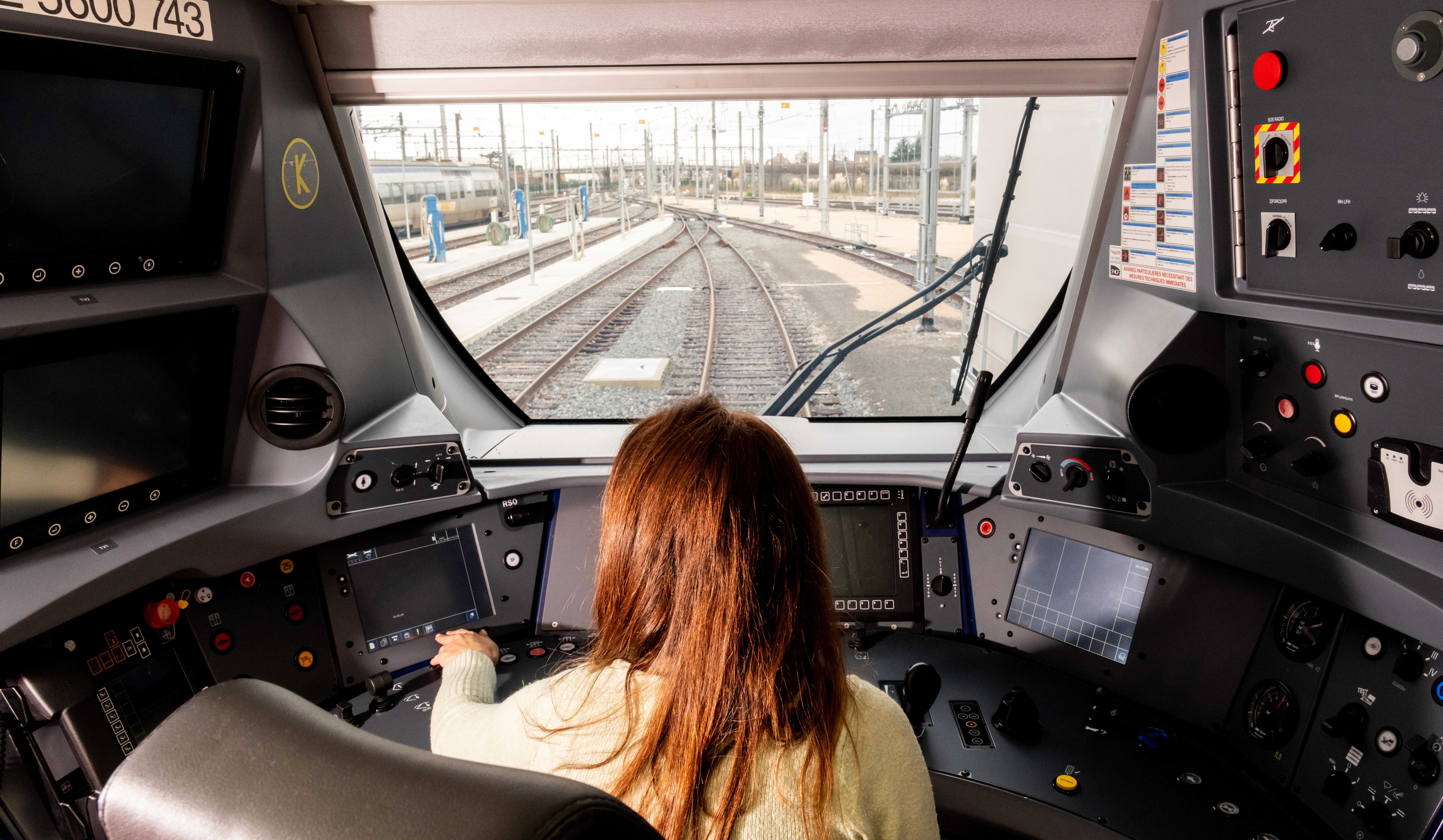 Une conductrice à bord d'un train