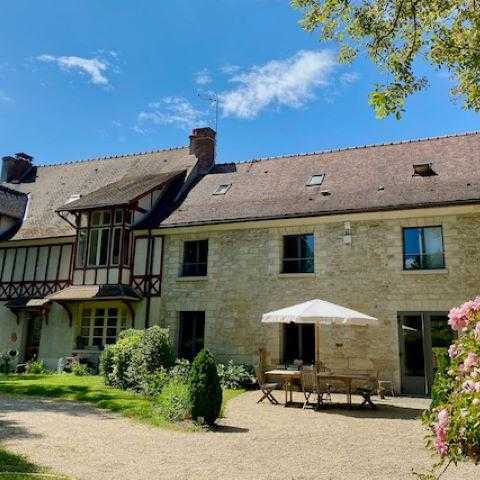 Photo du domaine de Mona à Cergy - ancienne grange dans un parc