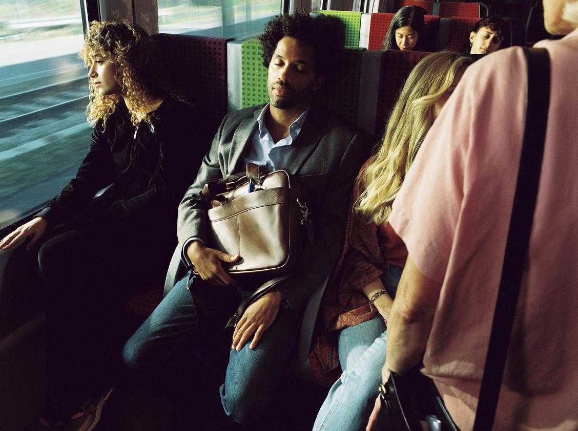 Homme qui dort dans les transports