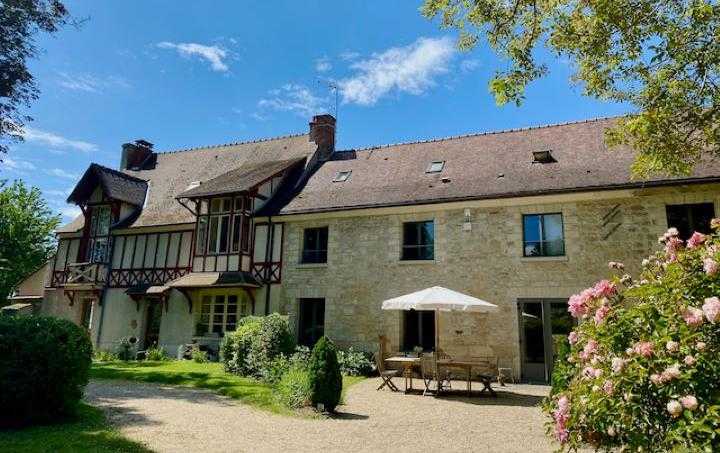 Photo du domaine de Mona à Cergy - ancienne grange dans un parc