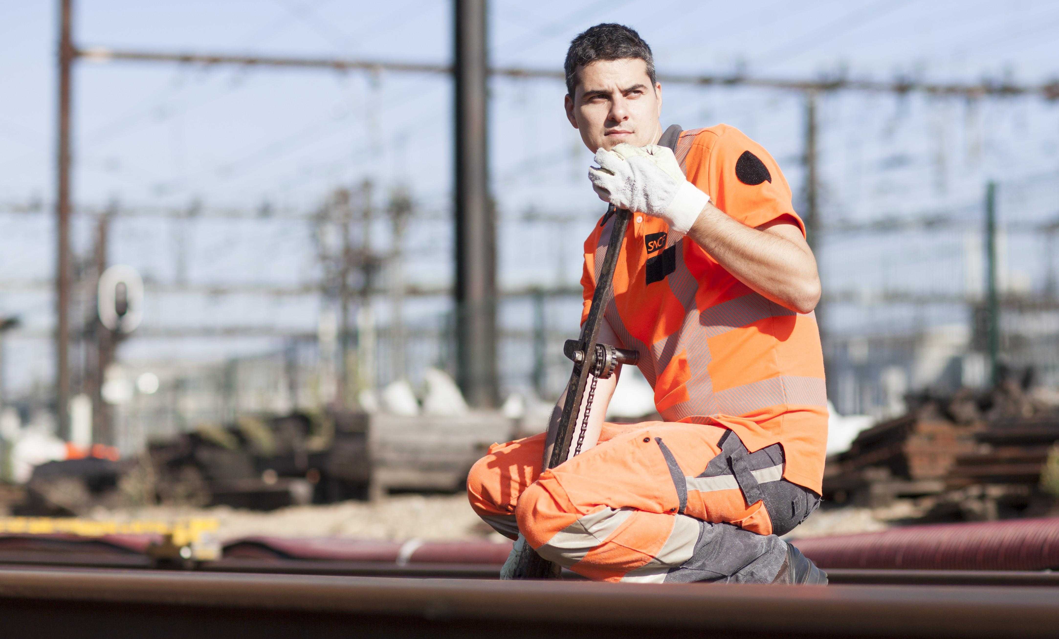 Agent sur la voie réalisant des travaux