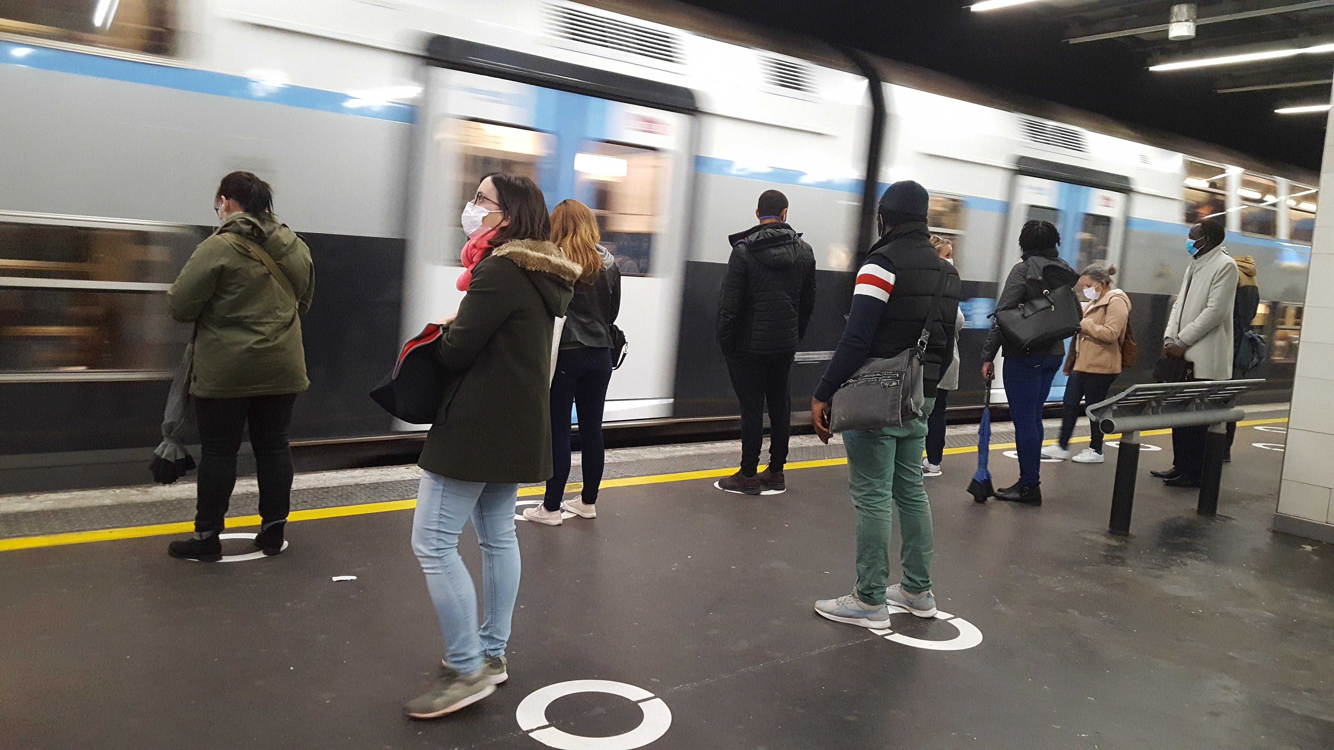 Voyageurs sur le quai respectent les distanciations