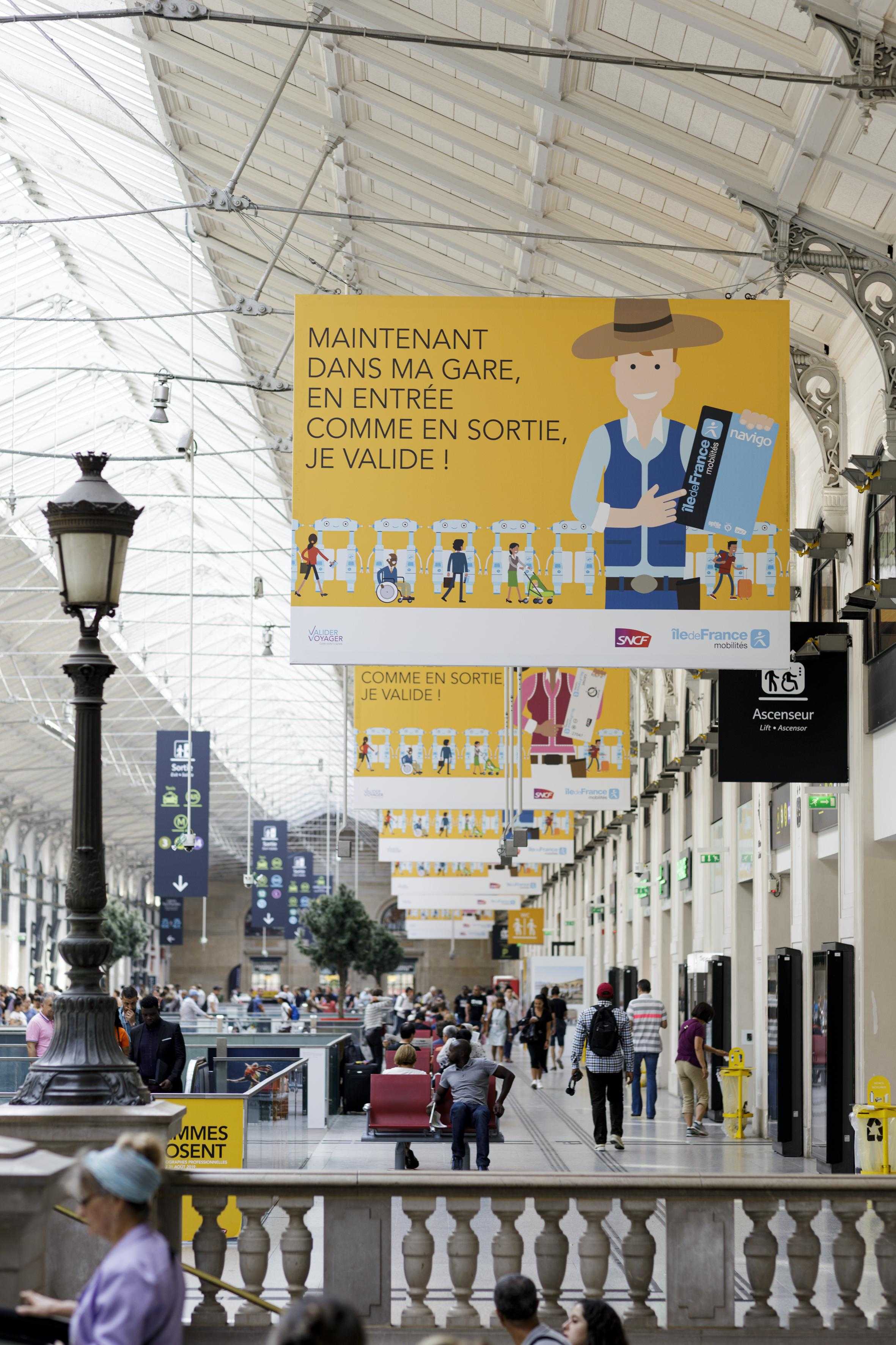 Parvis de Paris Saint Lazare avec campagne de communication