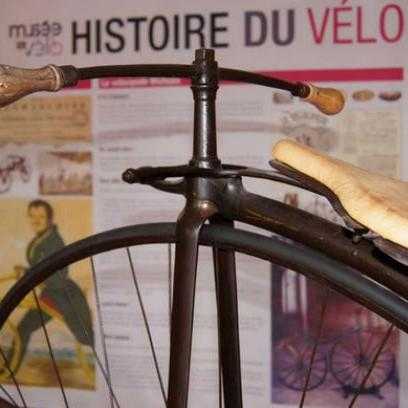 Affiche Histoire du vélo en arrière-plan et un élément d'une "machine à courir" 