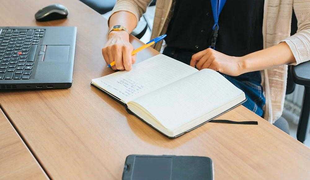Individu assis à un bureau d'entreprise