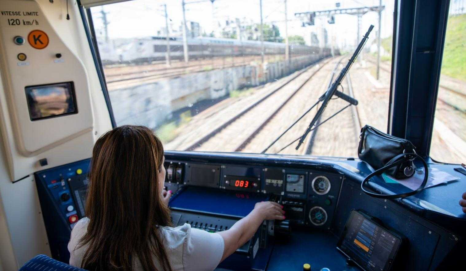 femme conduisant un train