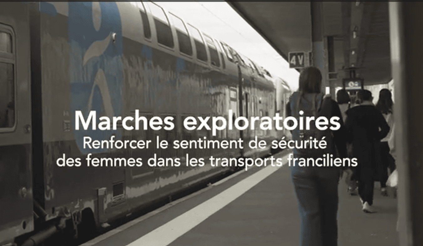 Un quai de gare avec un train à quai, et une femme marchant au premier plan, accompagnée d'un texte incrusté : "Marches exploratoires - Renforcer le sentiment de sécurité des femmes dans les transports franciliens"
