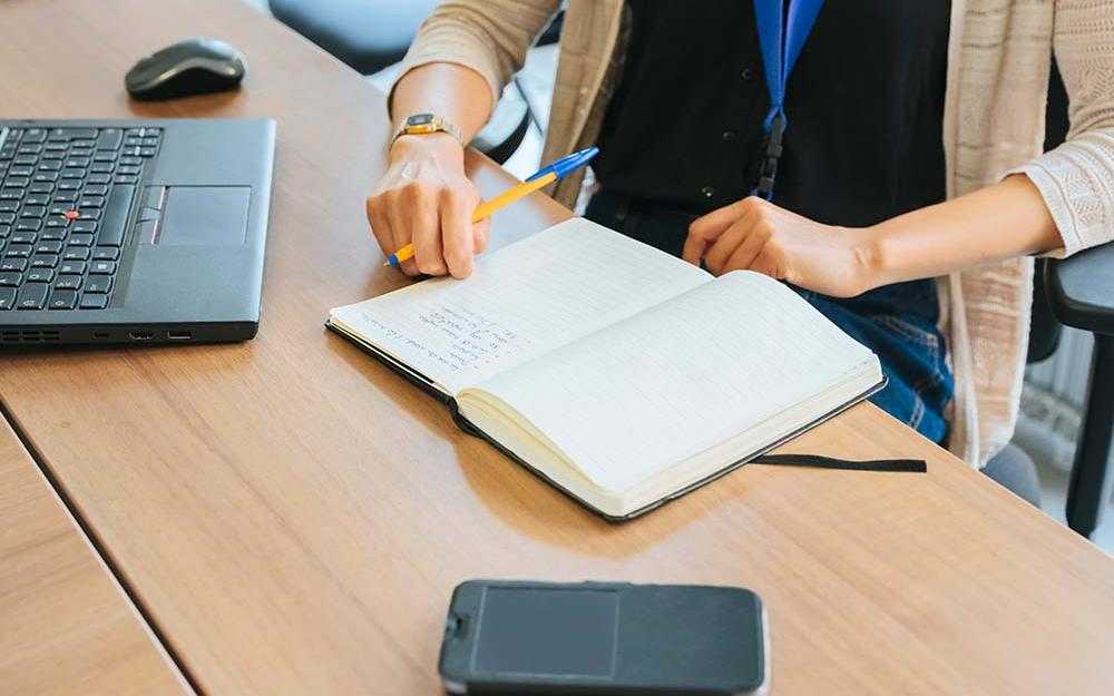 Individu assis à un bureau d'entreprise