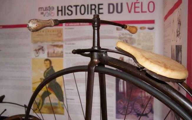 Affiche Histoire du vélo en arrière-plan et un élément d'une "machine à courir" 