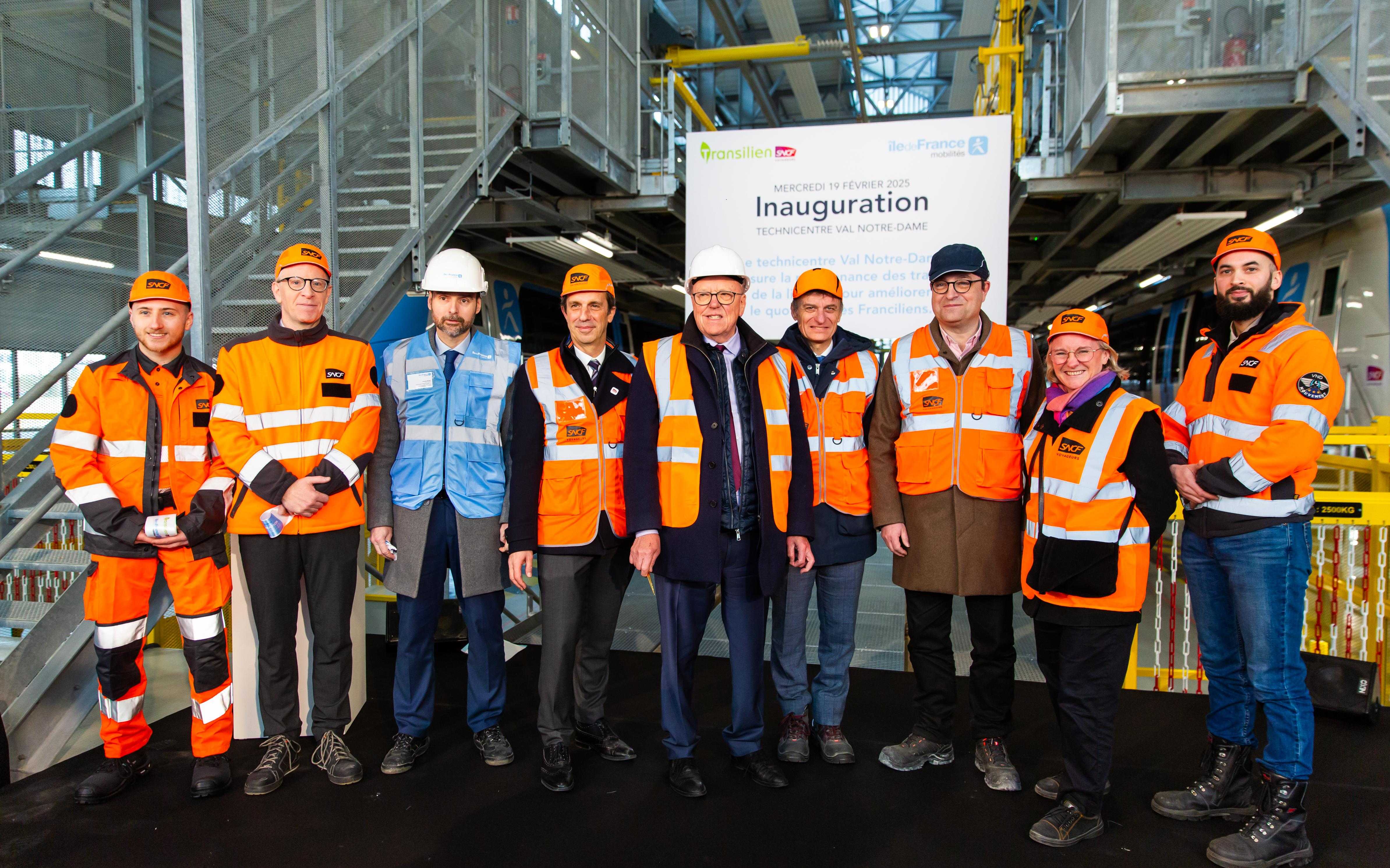 Photo de groupe lors de l'inauguration du nouveau technicentre Val Notre-Dame à Argenteuil