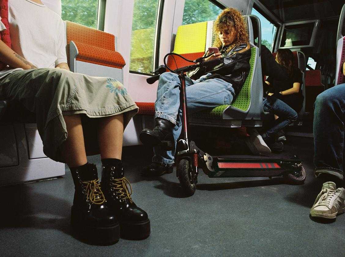 Femme avec trottinette dans les transports