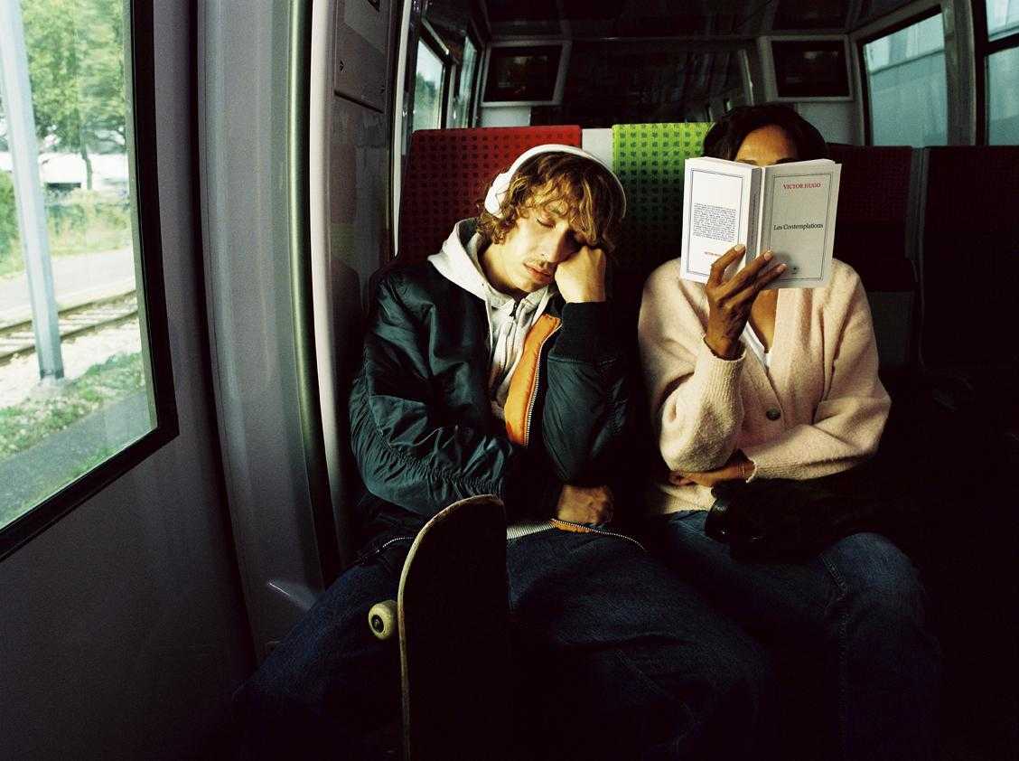 Jeune qui fait la sieste dans les transports