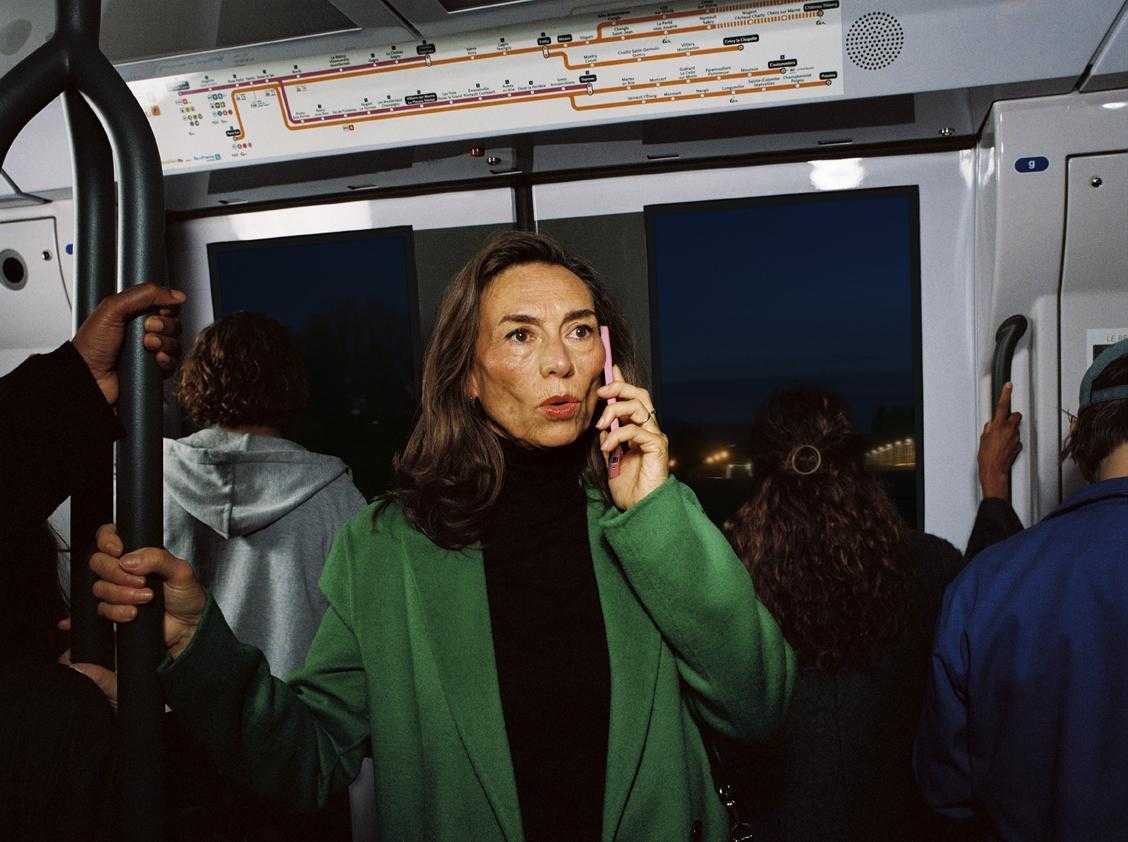 Femme au téléphone dans la rame