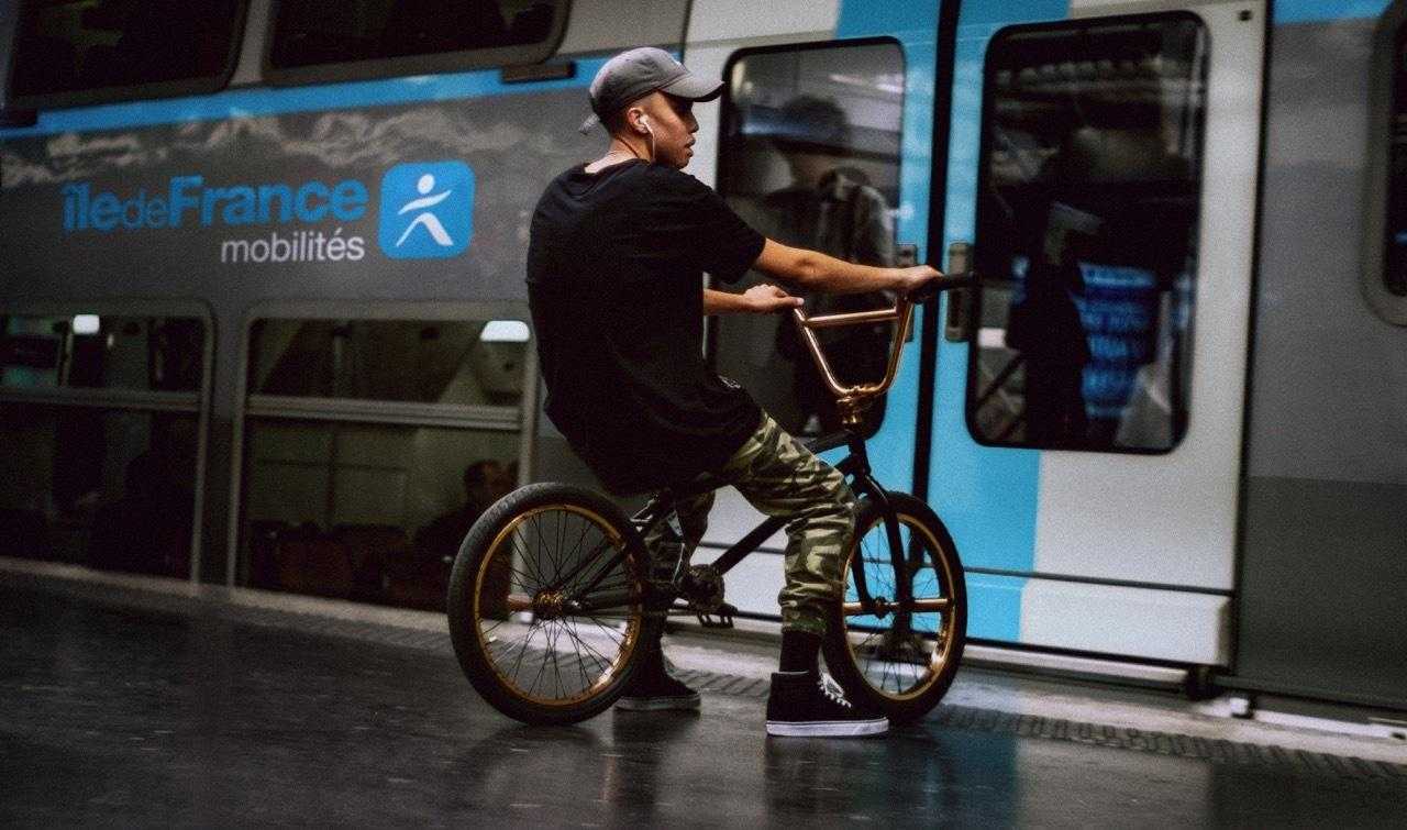 Homme qui fait du vélo sur le quai