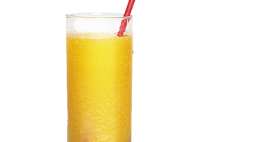 Verre de jus avec une paille