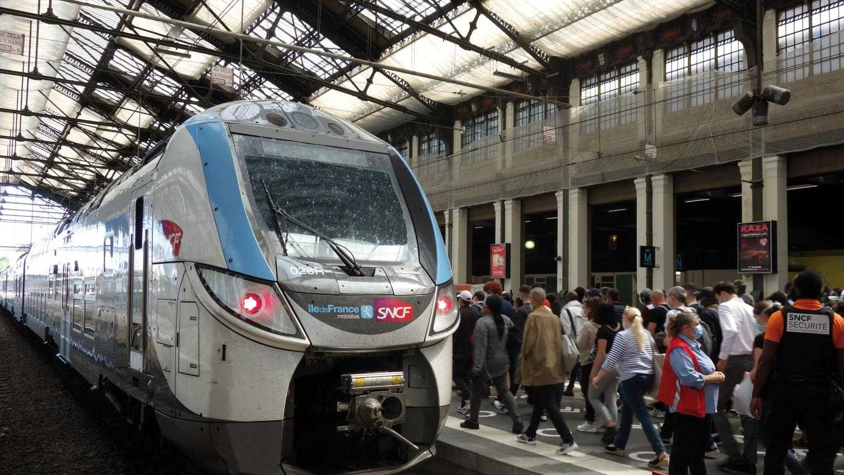 Transilien en gare de Paris Gare de Lyon avec des voyageurs sur le quai