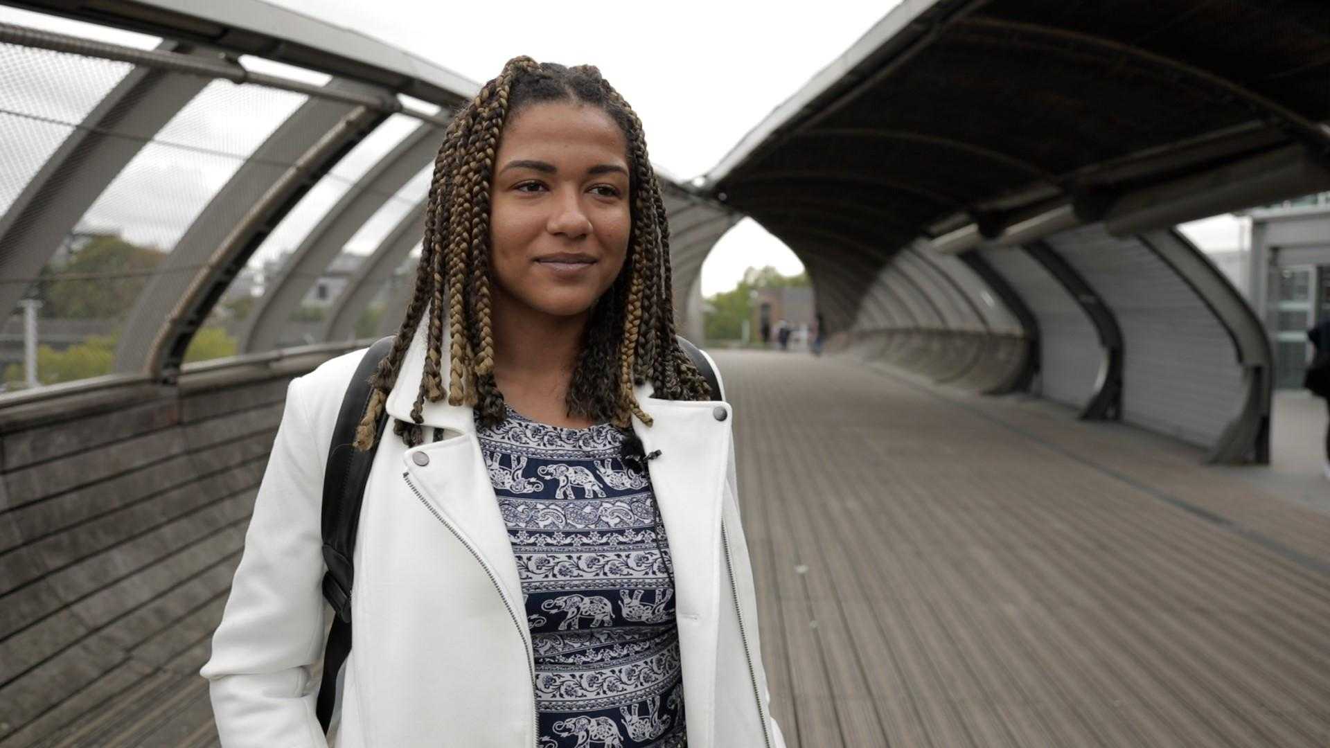 jeune voyageuse devant la gare Université Villetaneuse