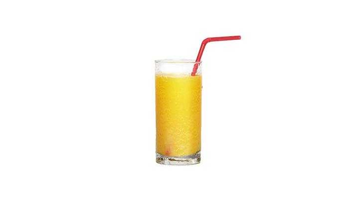 Verre de jus avec une paille
