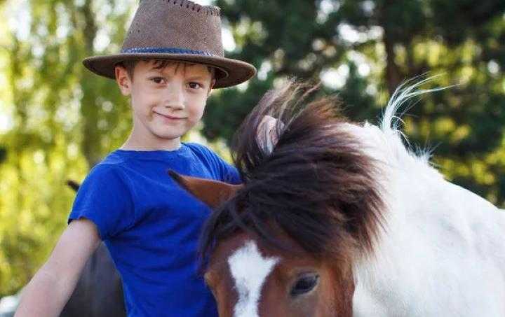 enfant avec poney