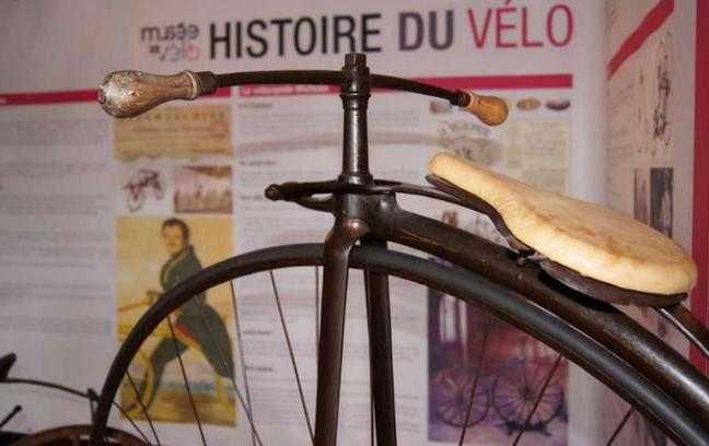 Affiche Histoire du vélo en arrière-plan et un élément d'une "machine à courir" 